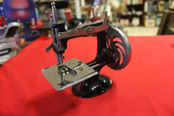 1914 - Singer Toy Sewing Machine