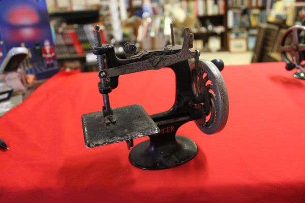 1914 -Singer Toy Sewing Machine
